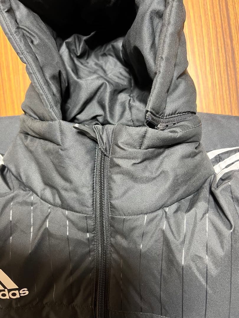 adidas ブラック ベンチコート ストライプ