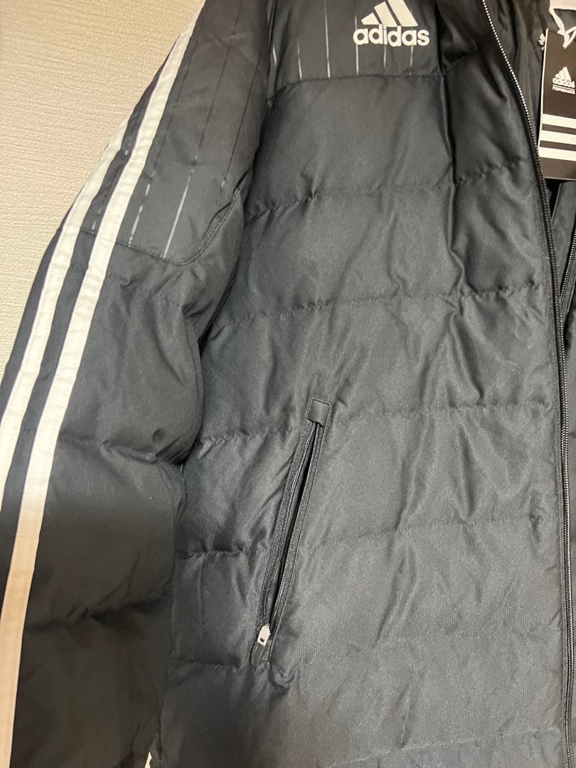 adidas ブラック ベンチコート ストライプ