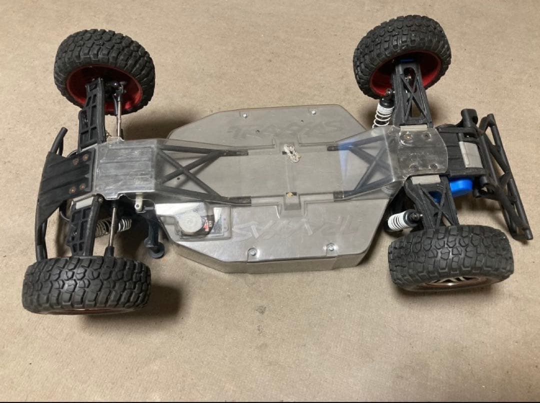 トラクサス Traxxas 1/10 スラッシュ　2WD ラジコンカー