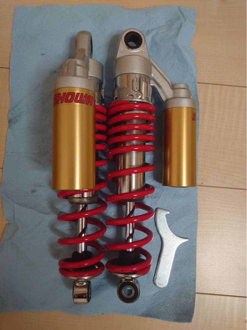 SHOWA ダブルショックサスペンション ゴールドレッド