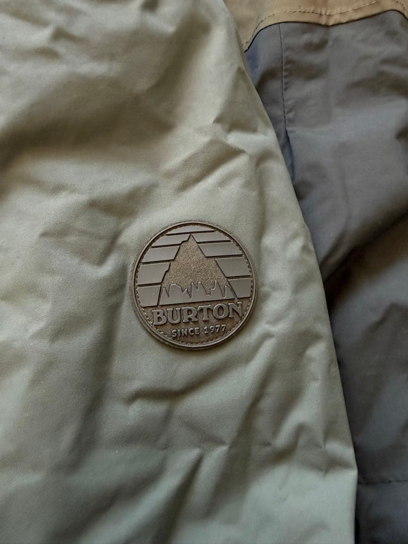 Burton ウィメンズ スノーボードジャケット 防水フード付き カーキ 多機能