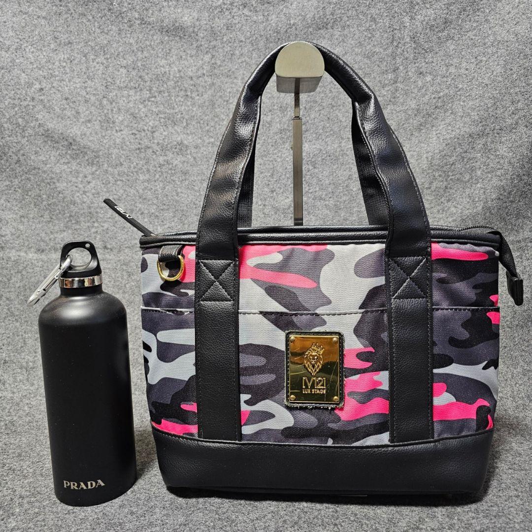 【V12】人気PVCレザー カモフラ柄×ロゴプレート カートバッグ 黒