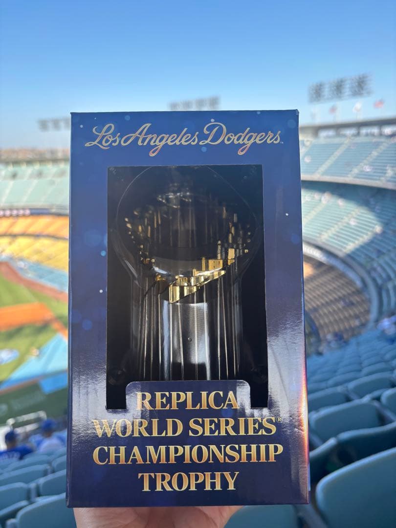 ワールドシリーズトロフィー レプリカ　ドジャース　6/17試合配布