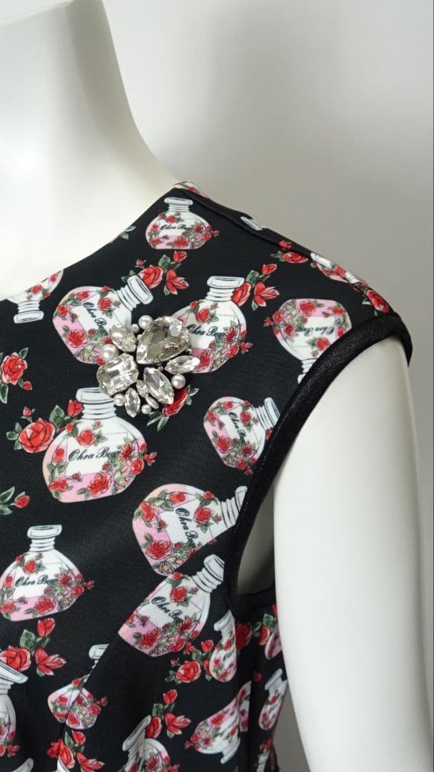 【新品】スーパービューティー香水瓶プリントノースリーブワンピース44