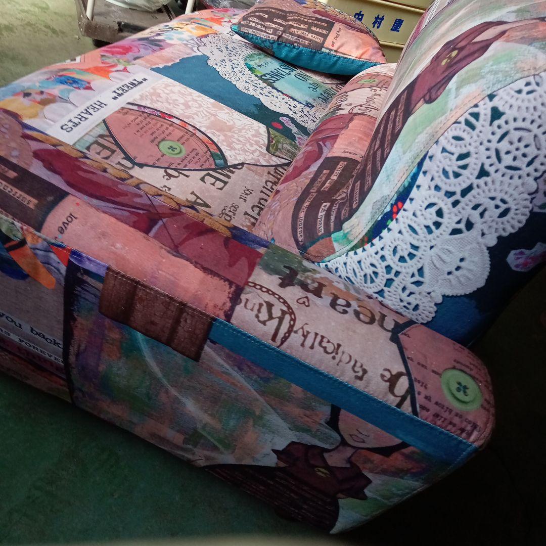 斬新カラフルポップ　パッチワーク柄　カウチソファー　共布クッション付き