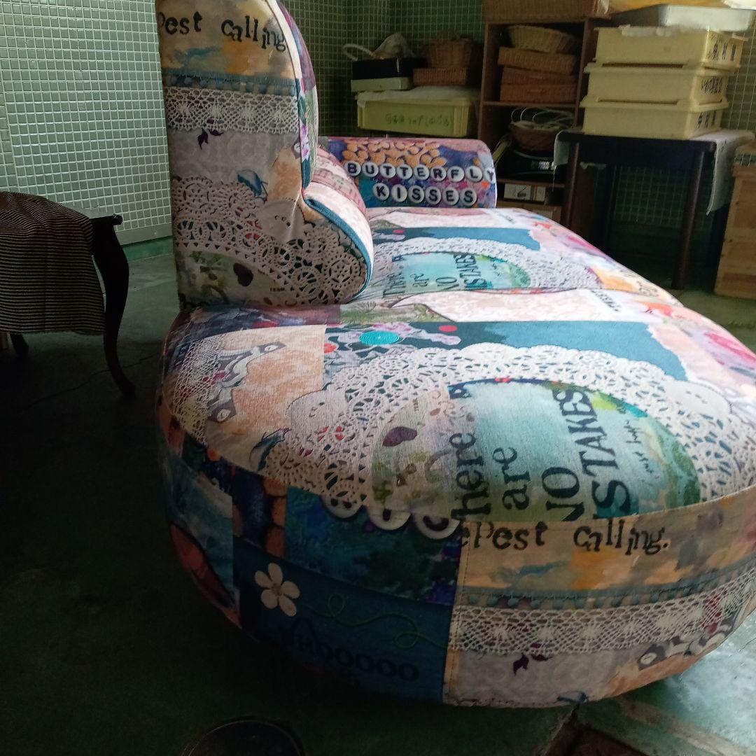 斬新カラフルポップ　パッチワーク柄　カウチソファー　共布クッション付き