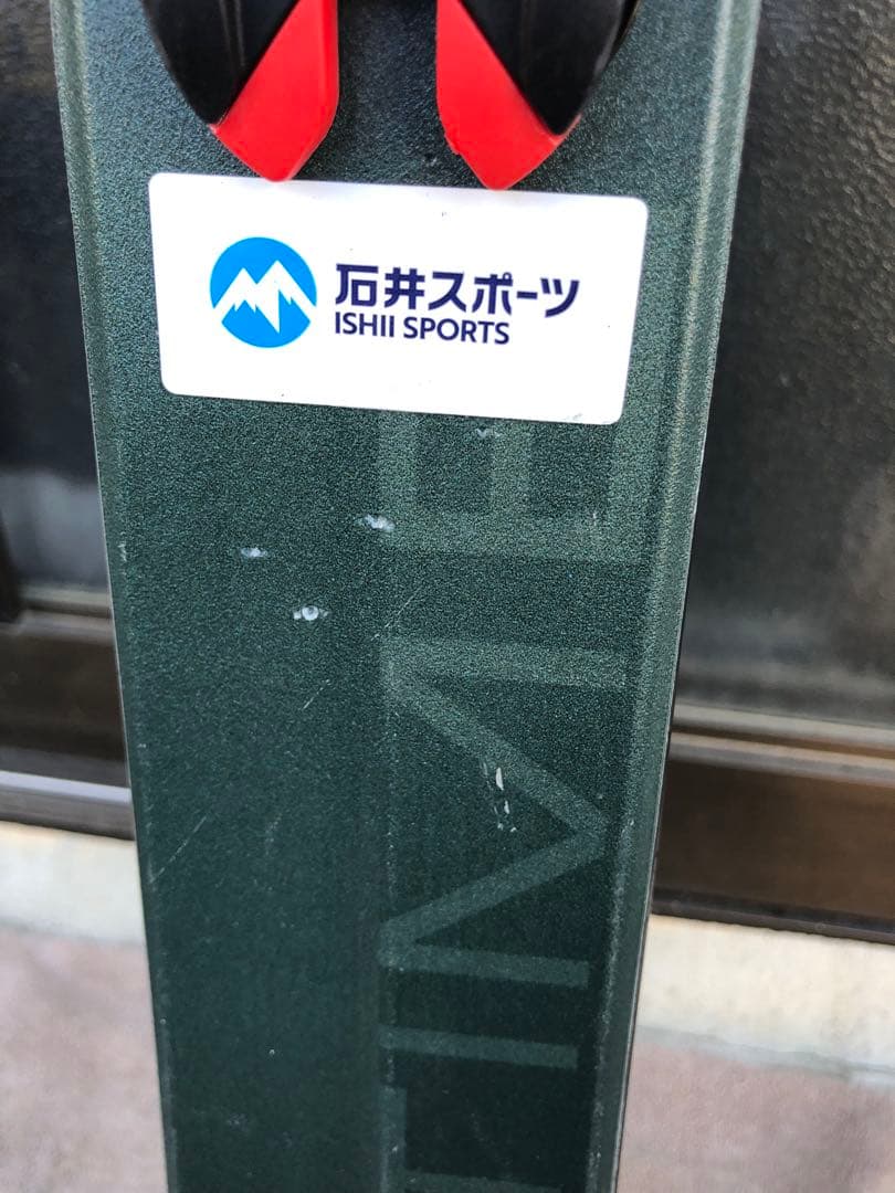 Elan のスキー板。