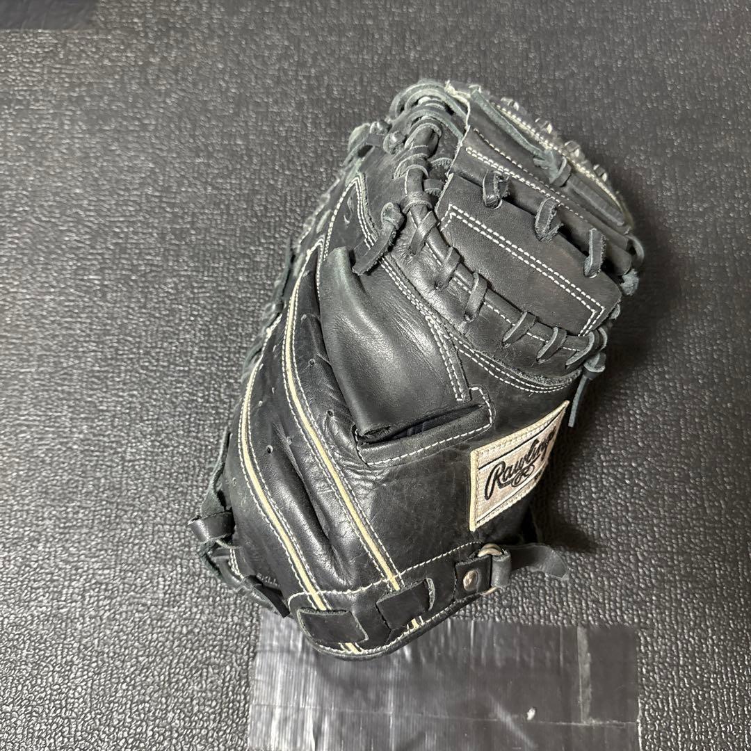 黒い軟式グローブ 手縫いステッチ