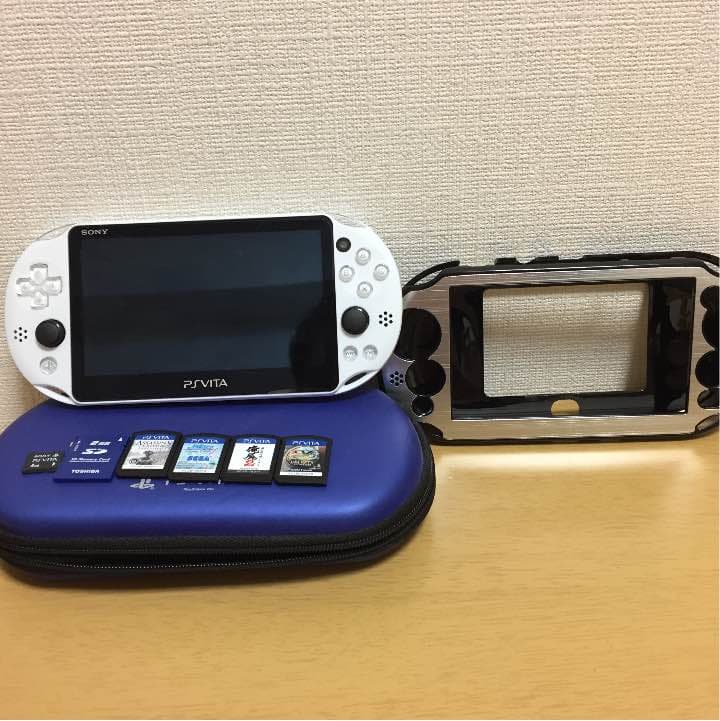 PSvita2000 白色  ほぼ新品  箱は希望すれば実家に取りに行きます！
