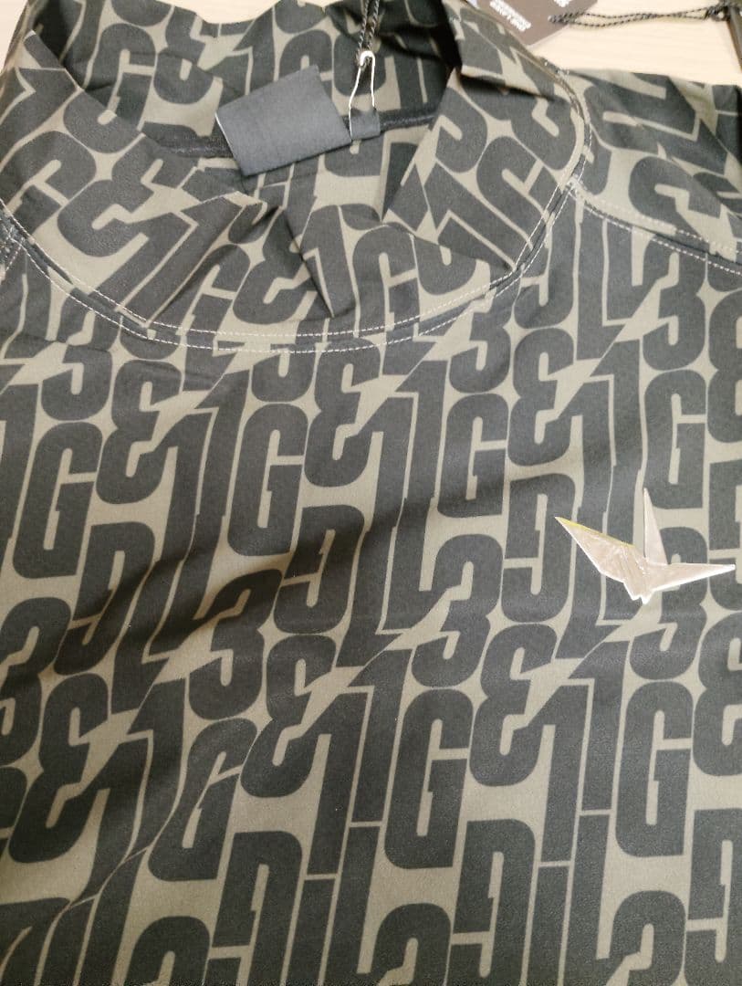 u*8様 未使用1PIU1UGUALE3 GOLF カーキゴルフモックネックシャ