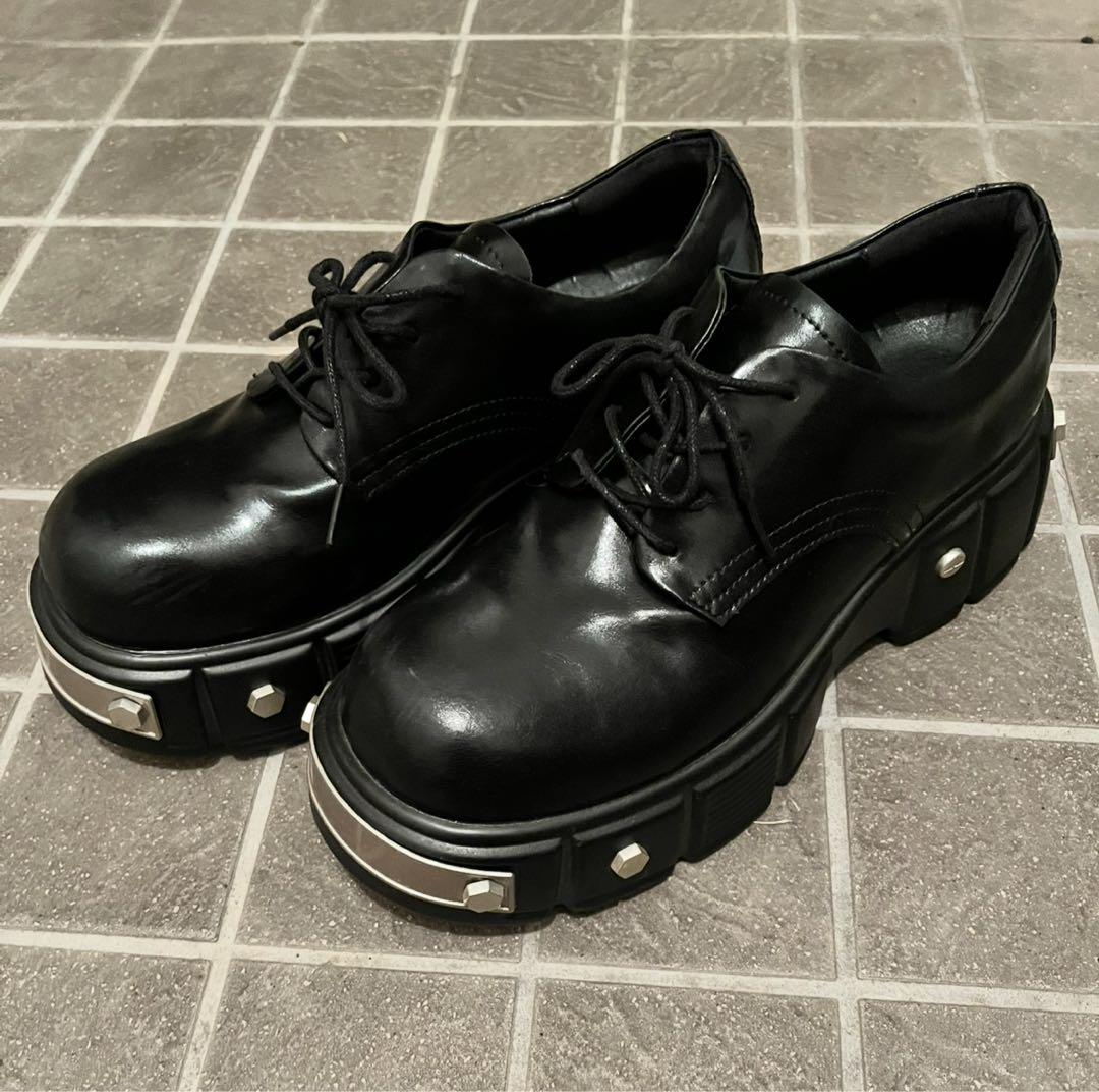 厚底ブラックレースアップシューズ