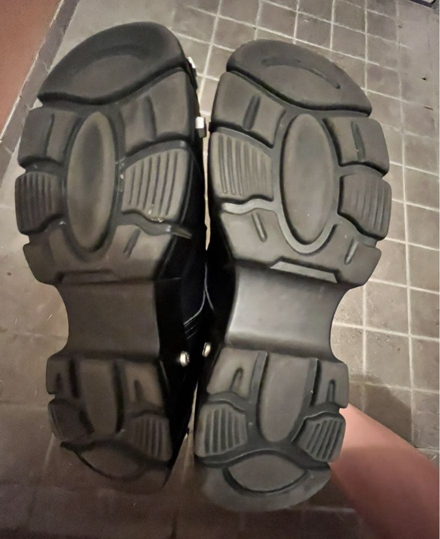 厚底ブラックレースアップシューズ