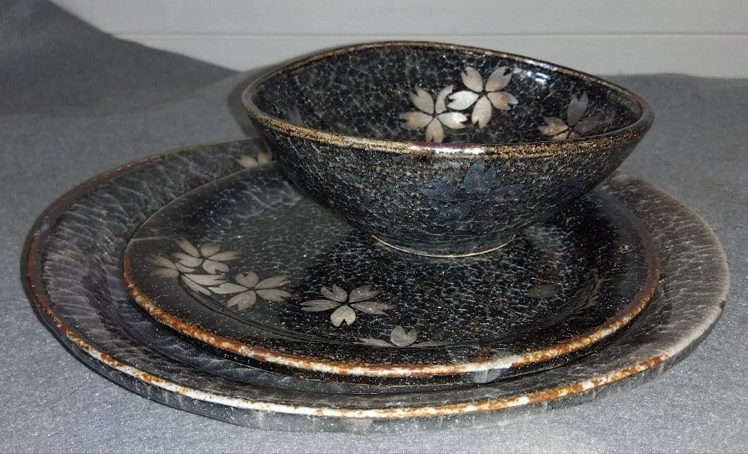 美濃焼の名工 三浦繁久作品　鼠志野紅葉紋様の向付け中鉢と中皿と大皿 の三種類