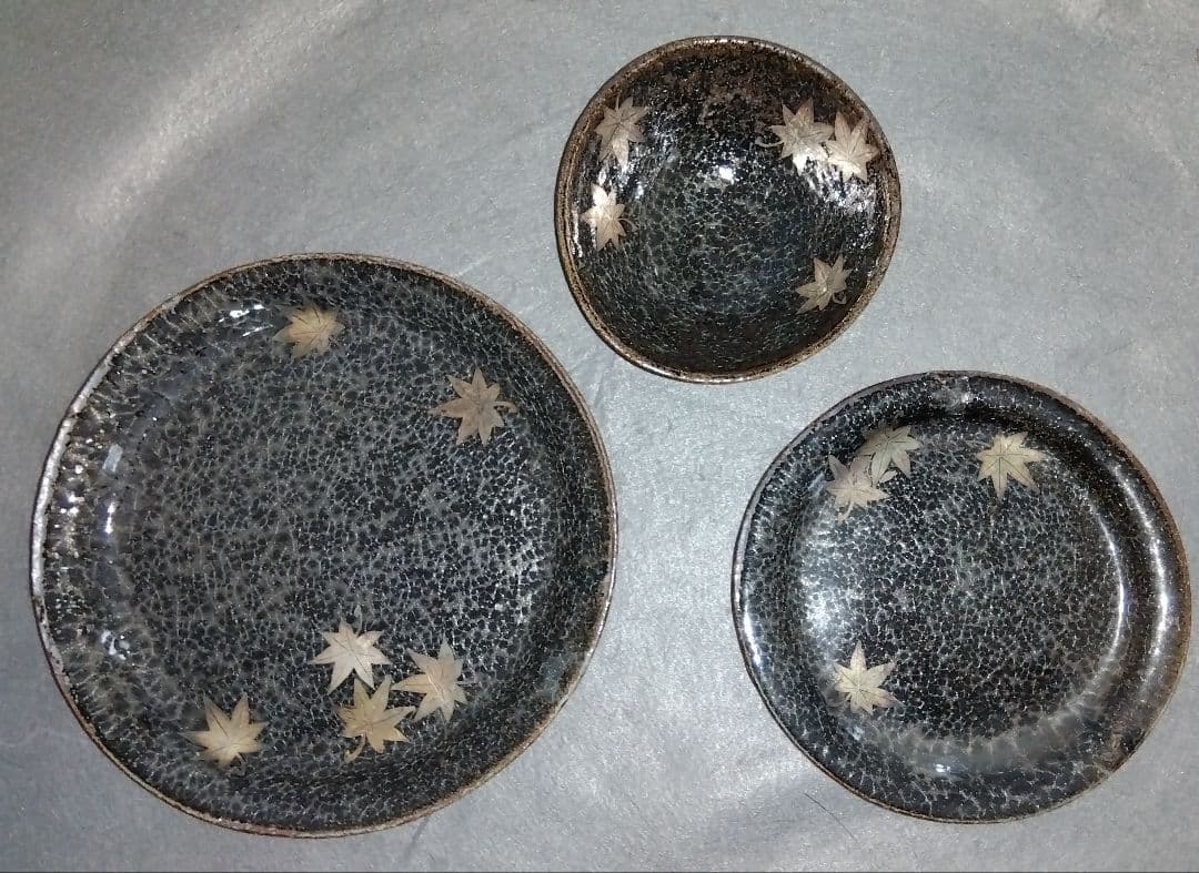 美濃焼の名工 三浦繁久作品　鼠志野紅葉紋様の向付け中鉢と中皿と大皿 の三種類