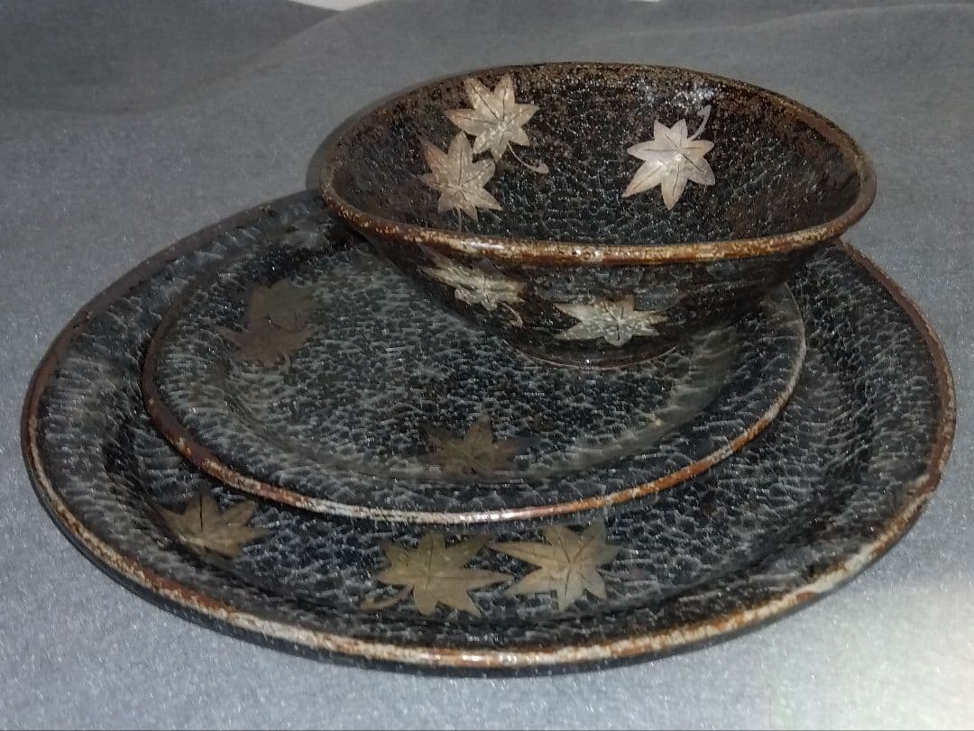 美濃焼の名工 三浦繁久作品　鼠志野紅葉紋様の向付け中鉢と中皿と大皿 の三種類