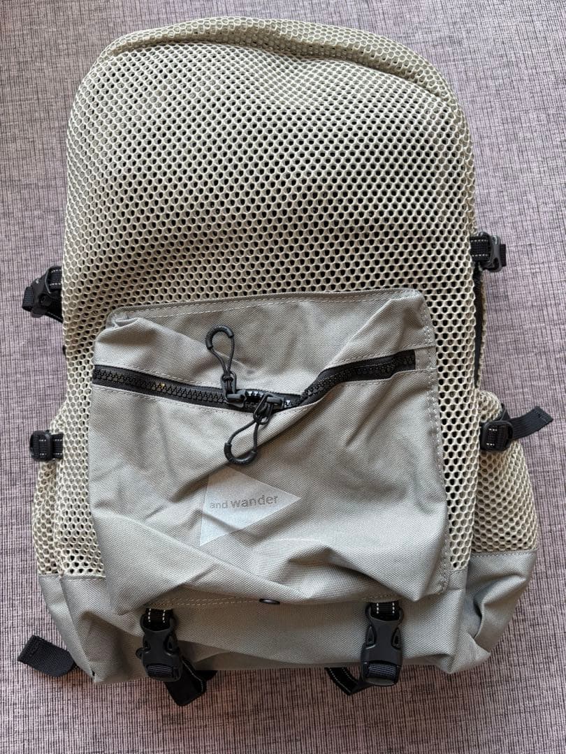 アンドワンダー And wander 3Dメッシュバックパック カーキ色