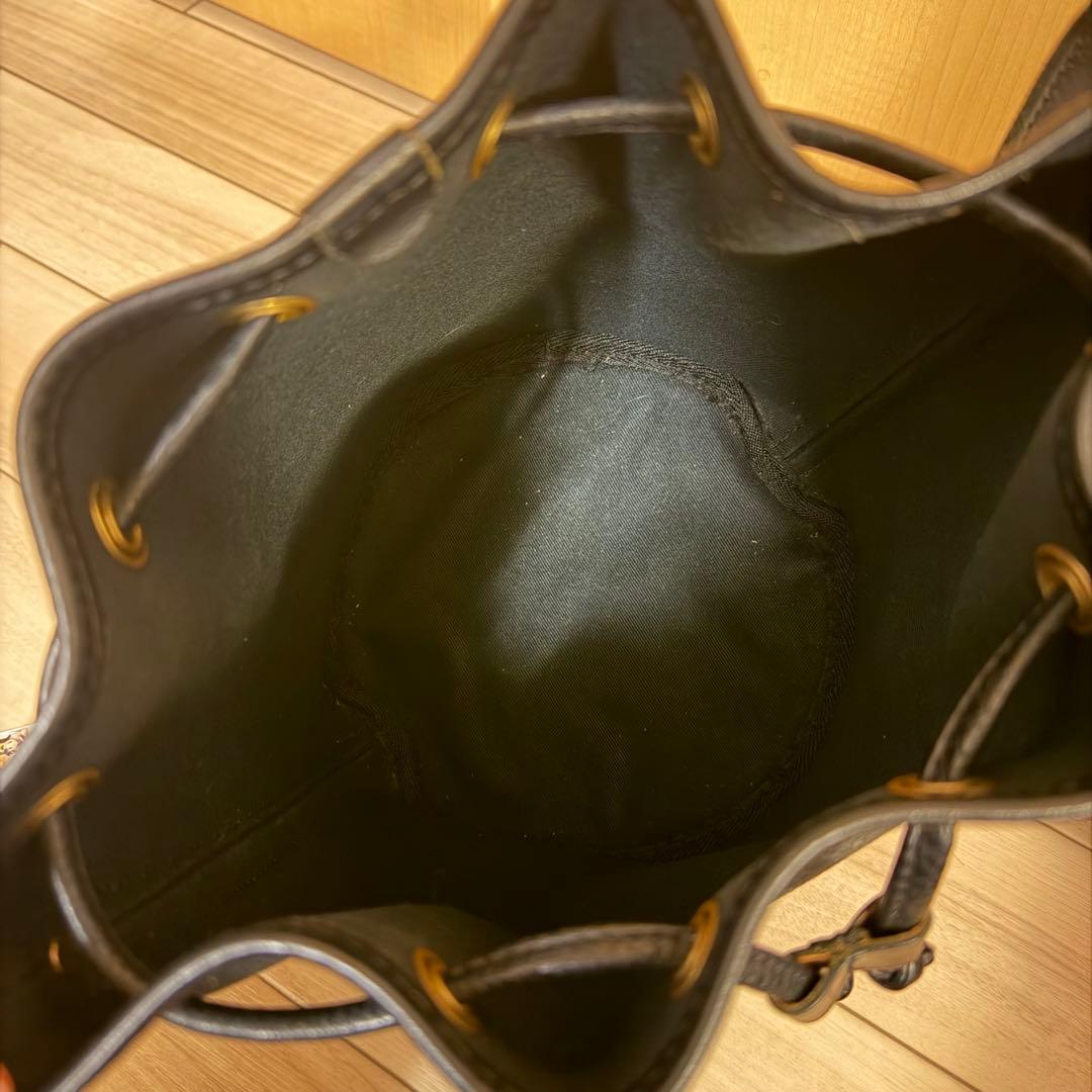 BRADY バケツ型ショルダーバッグ ブラック　Avon カルダー