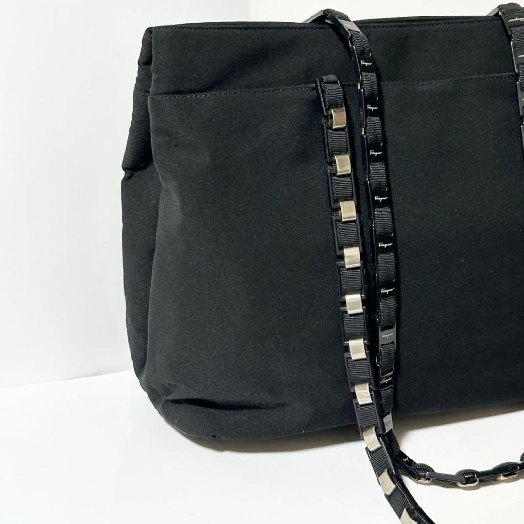 フェラガモ ヴァラチェーン ショルダーバッグ AU-21 8803 ナイロン