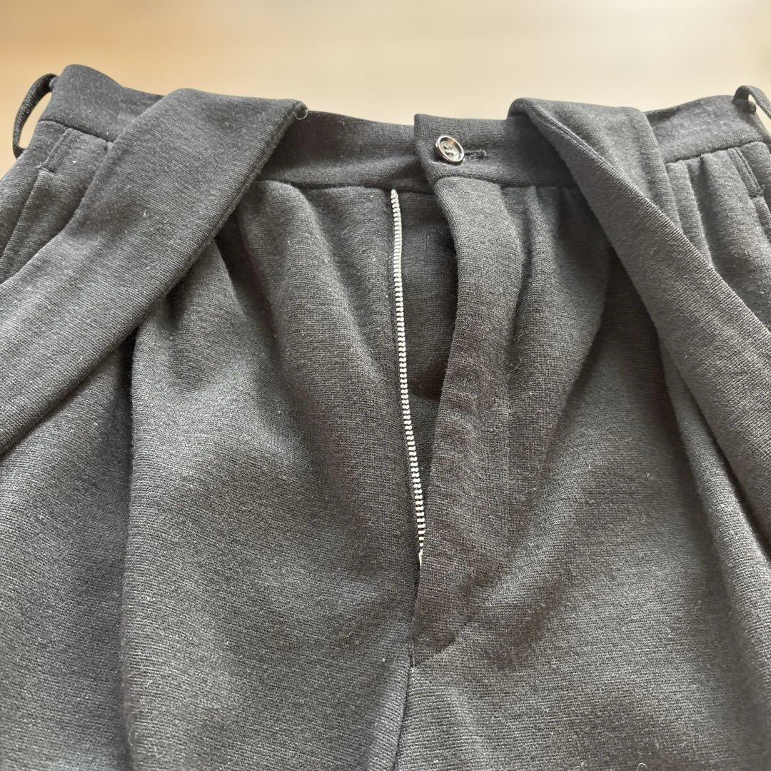 サスペンダー付き ブラックショートパンツ