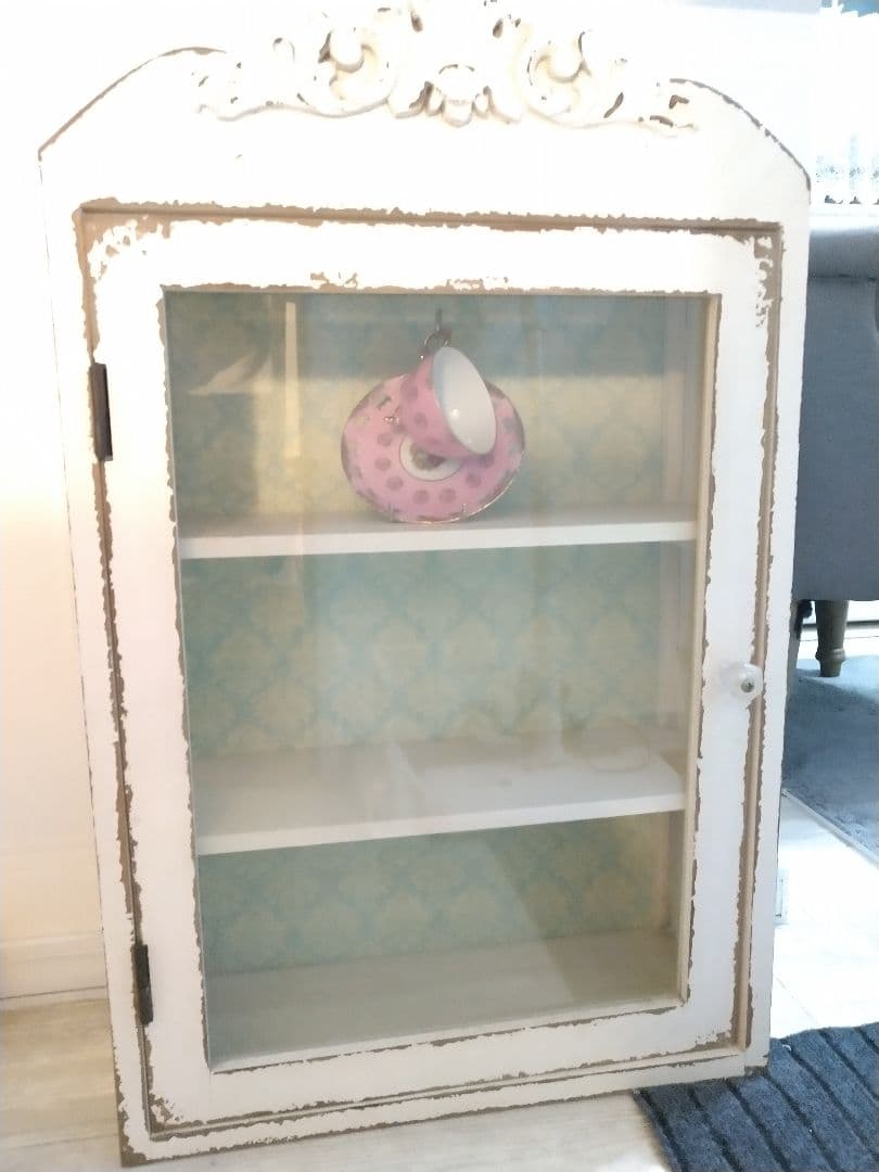 さ*ら様 シャビーシック　クラシカル　ホワイトガラスケース 3段 壁掛け可能