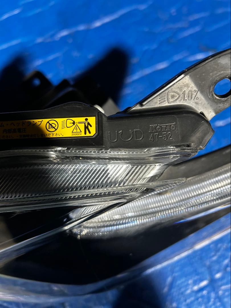 トヨタ　プリウスPHV ZVW35 ヘッドライト　訳アリ品