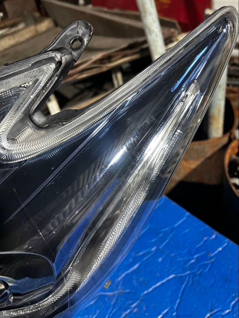 トヨタ　プリウスPHV ZVW35 ヘッドライト　訳アリ品