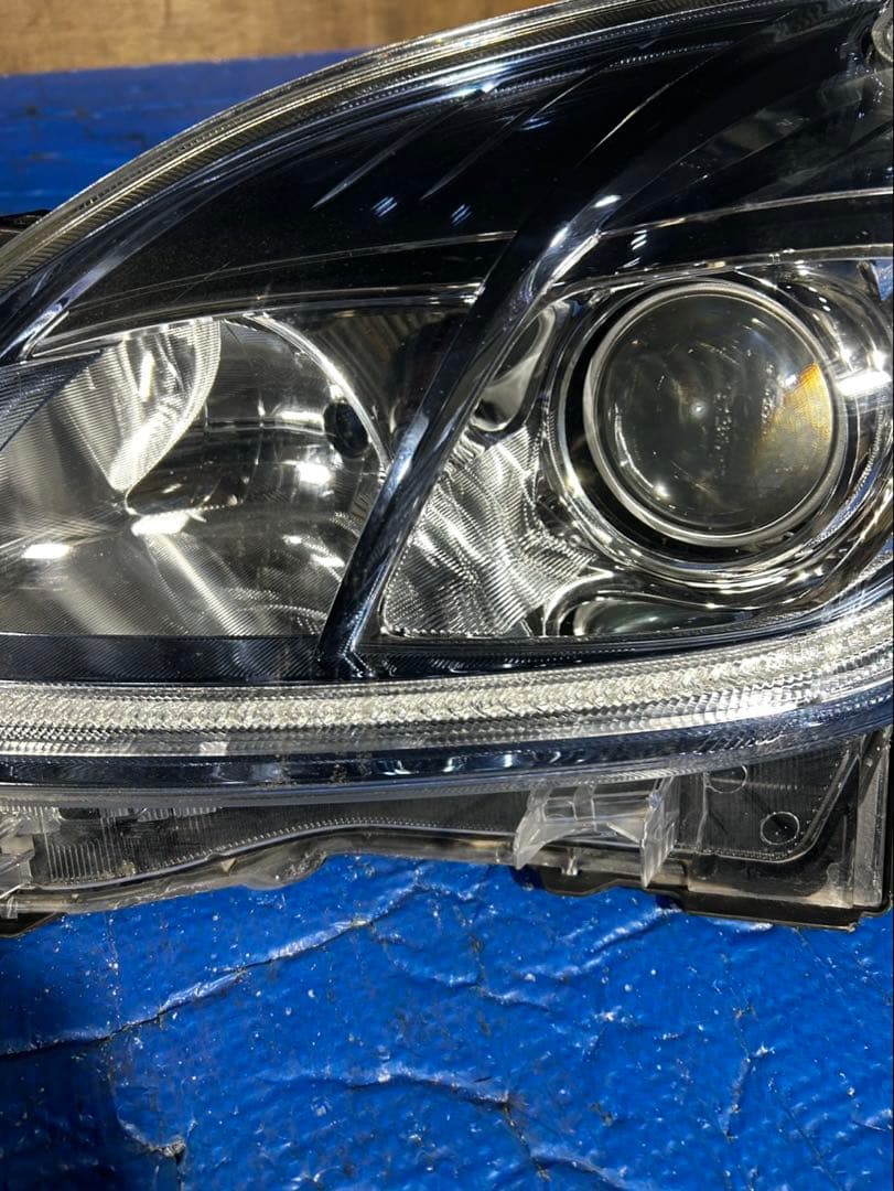 トヨタ　プリウスPHV ZVW35 ヘッドライト　訳アリ品