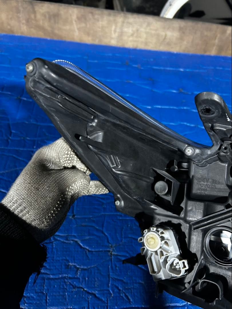 トヨタ　プリウスPHV ZVW35 ヘッドライト　訳アリ品