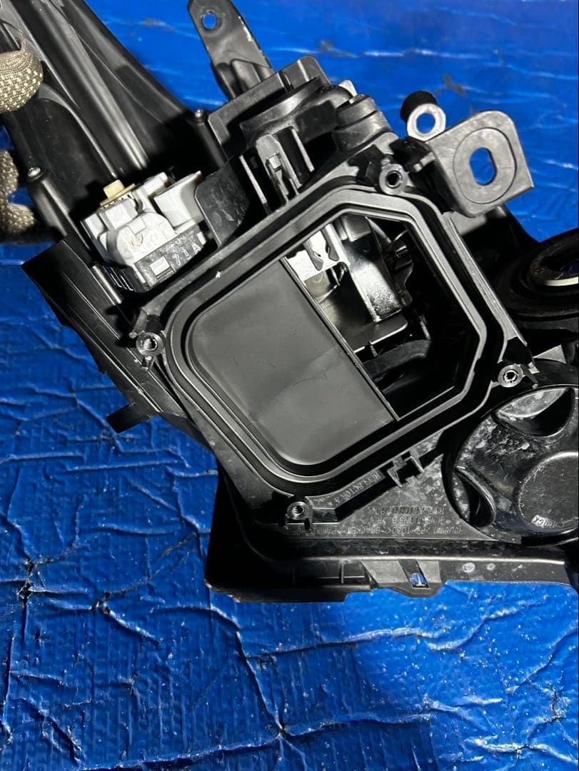 トヨタ　プリウスPHV ZVW35 ヘッドライト　訳アリ品