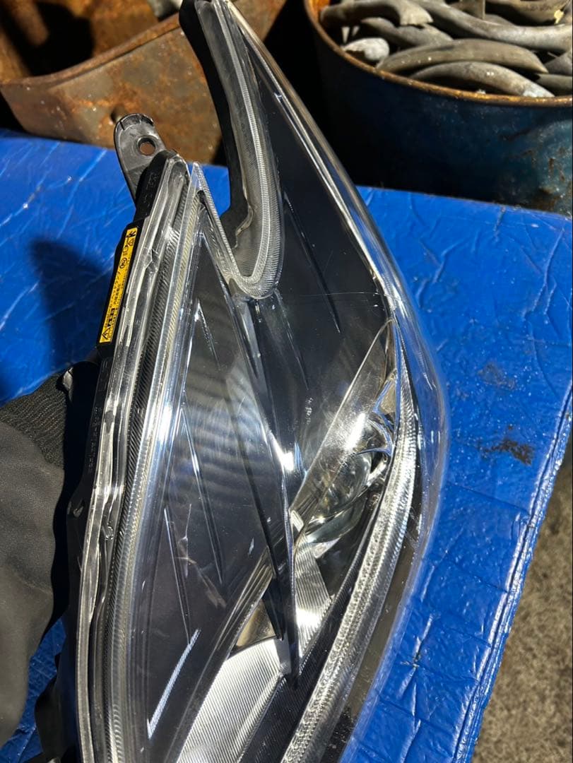 トヨタ　プリウスPHV ZVW35 ヘッドライト　訳アリ品