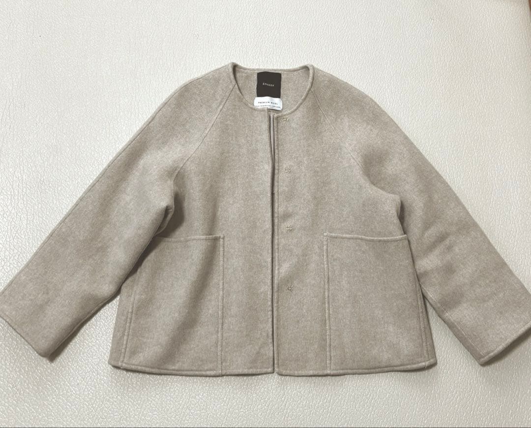 anuans ノーカラーリバーショートコート　ベージュ　アニュアンス