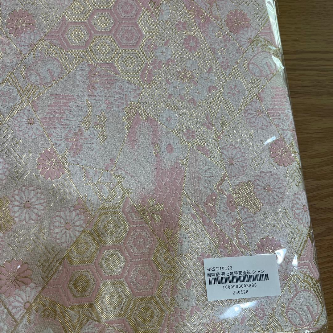 西陣織　菊と亀甲花菱紋　シャンパンゴールド×ピンクテーブルランナー　辻元舞さん