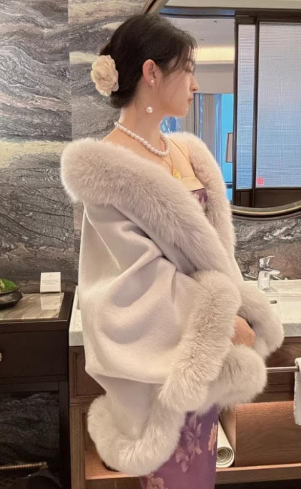 優しい雰囲気のカシミヤ混ウールフォックスファー付きポンチョ 肉厚毛皮ファー