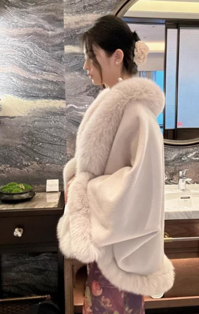 優しい雰囲気のカシミヤ混ウールフォックスファー付きポンチョ 肉厚毛皮ファー