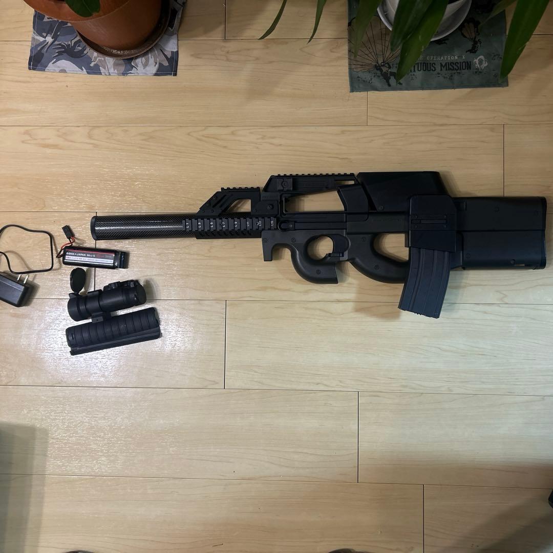 電動ガン　東京マルイカスタムP90 バッテリー・充電器付き