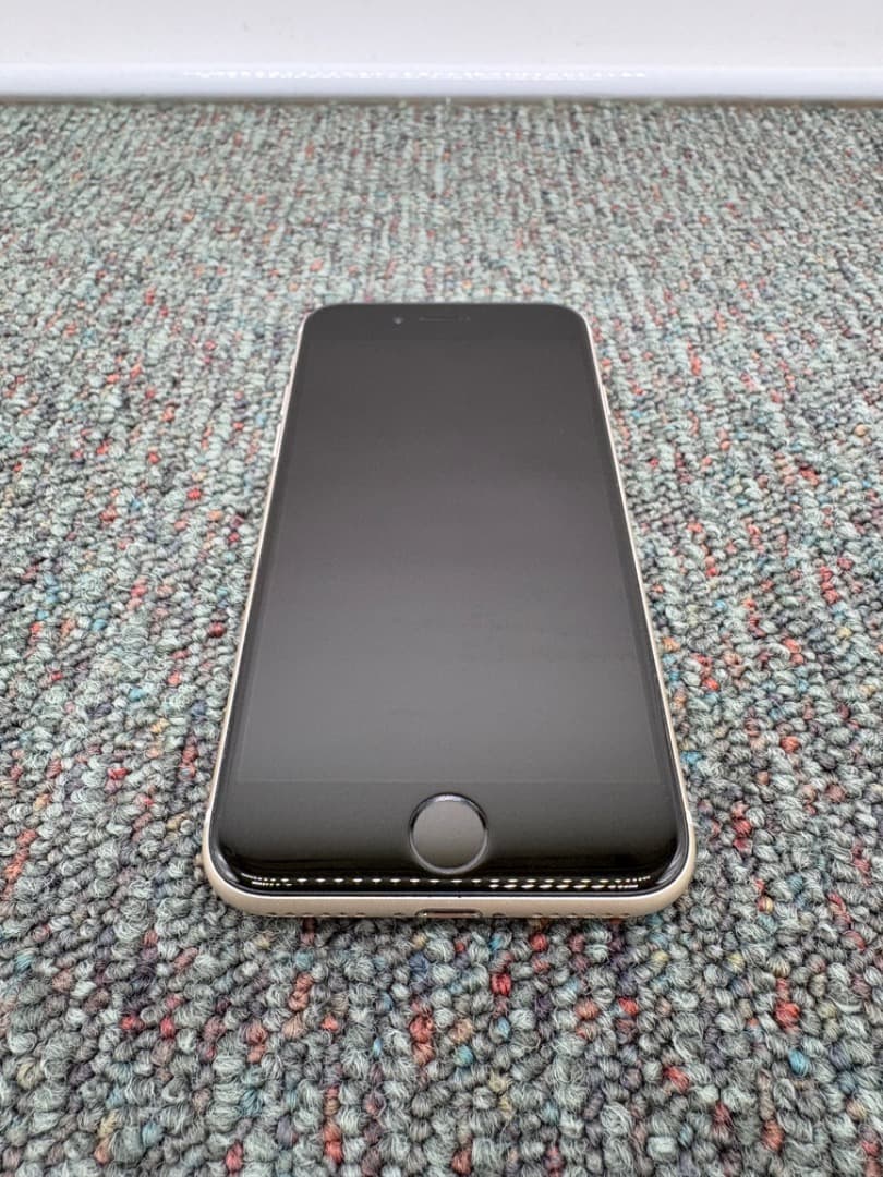 iPhone SE 第3世代　64GB　simフリー　Apple　スマホ　962