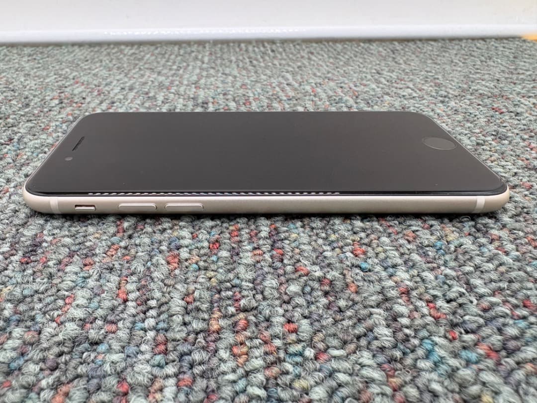 iPhone SE 第3世代　64GB　simフリー　Apple　スマホ　962