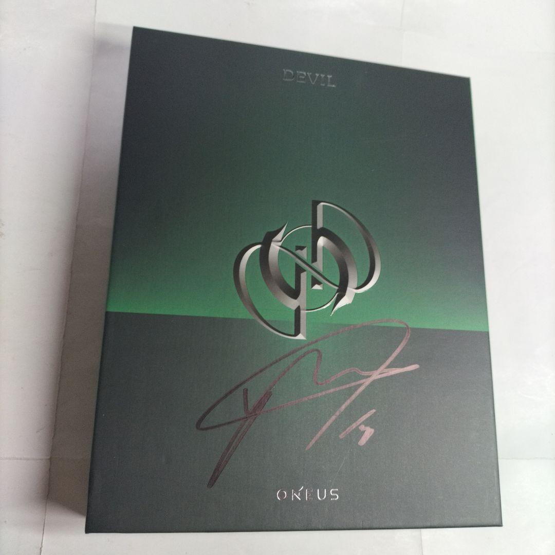 緑 ONEUS⭐ファヌン HWANWOONG⭐直筆サイン付き⭐️トレカ付き
