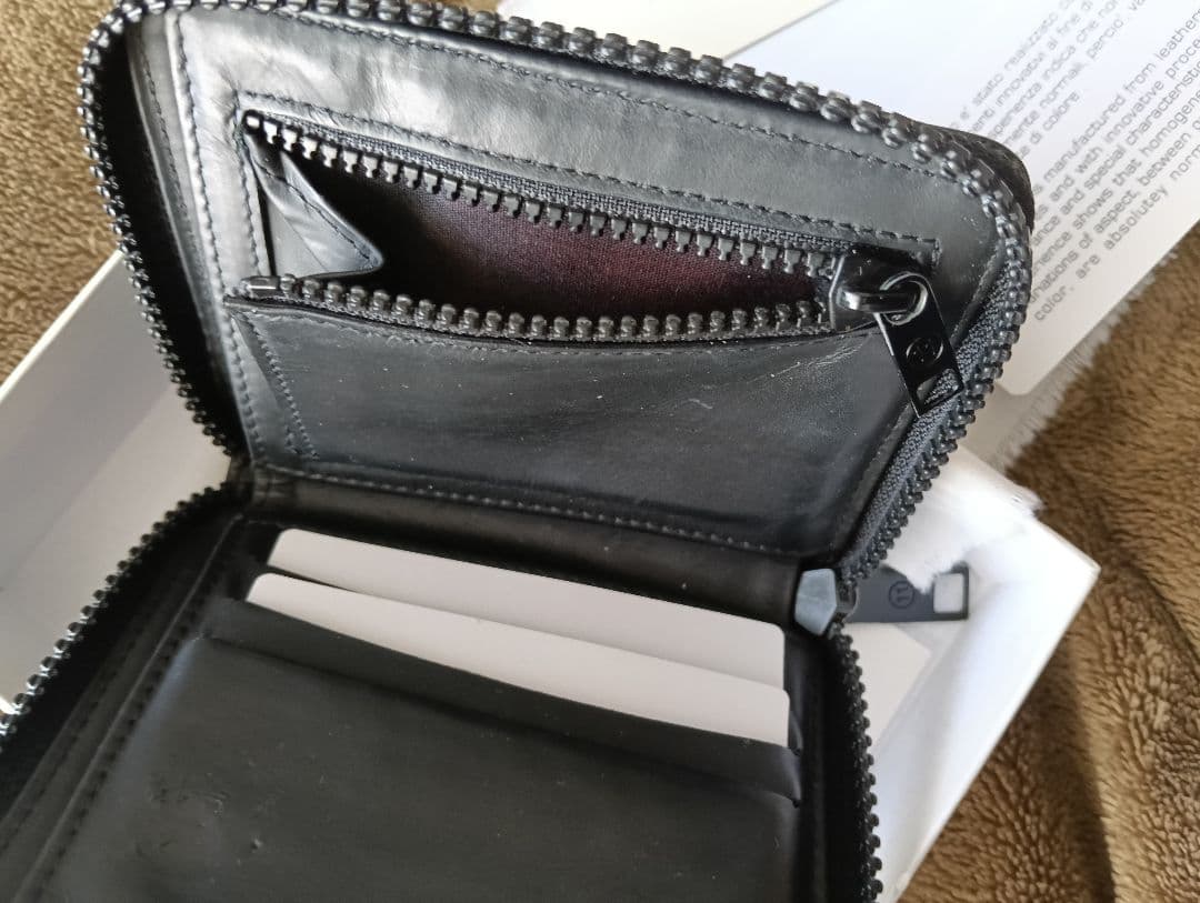 メゾンマルジェラ　二つ折り財布