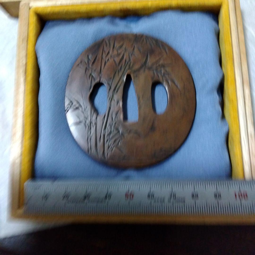 【変更】武具　赤銅製鍔　片切彫　７賢人と笹竹図　銘有り宗興　桐箱付き