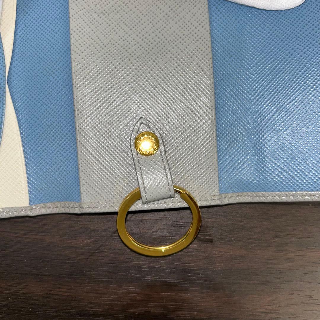 PRADA グレー レザー キーケース