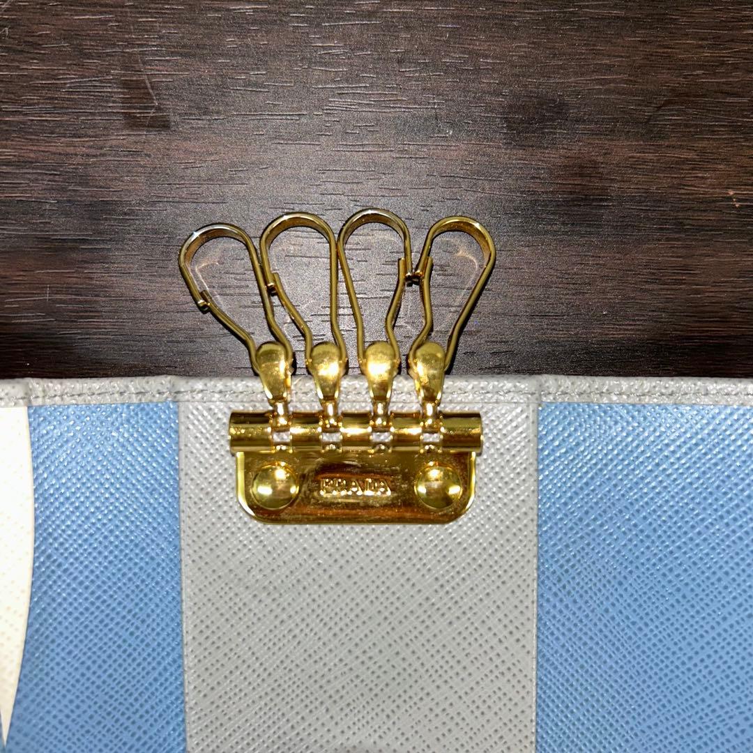 PRADA グレー レザー キーケース