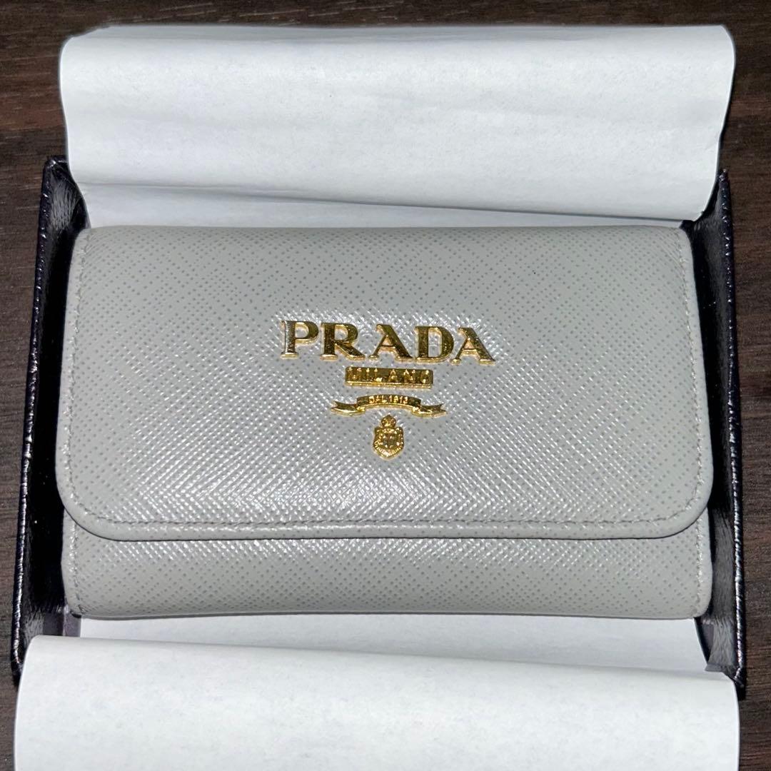 PRADA グレー レザー キーケース
