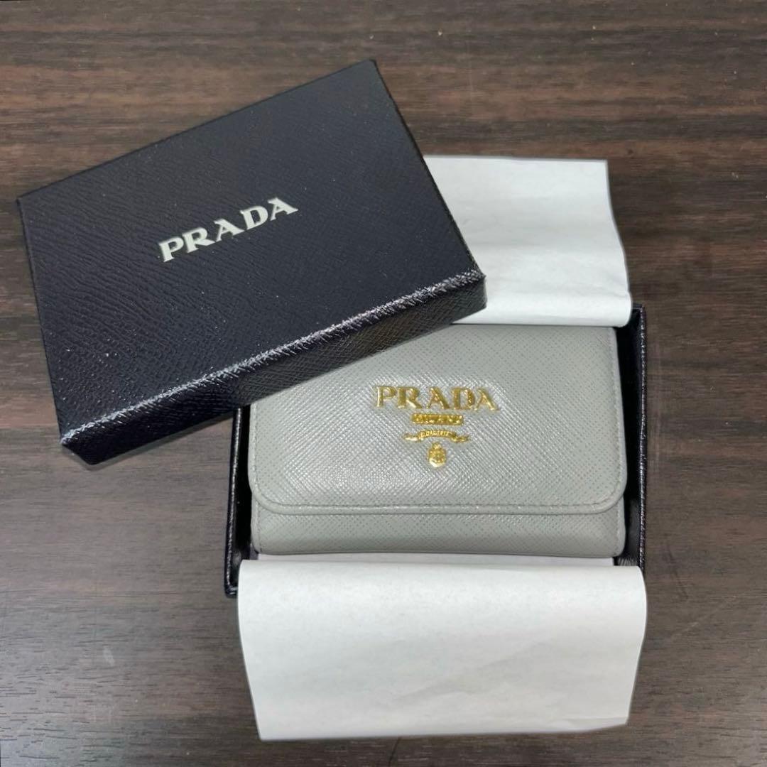 PRADA グレー レザー キーケース