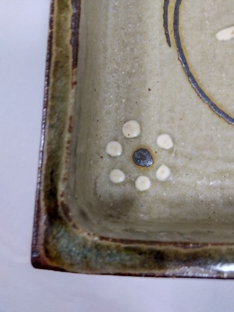 岩井窯、山本教行氏の灰釉角鉢〜花文字柄