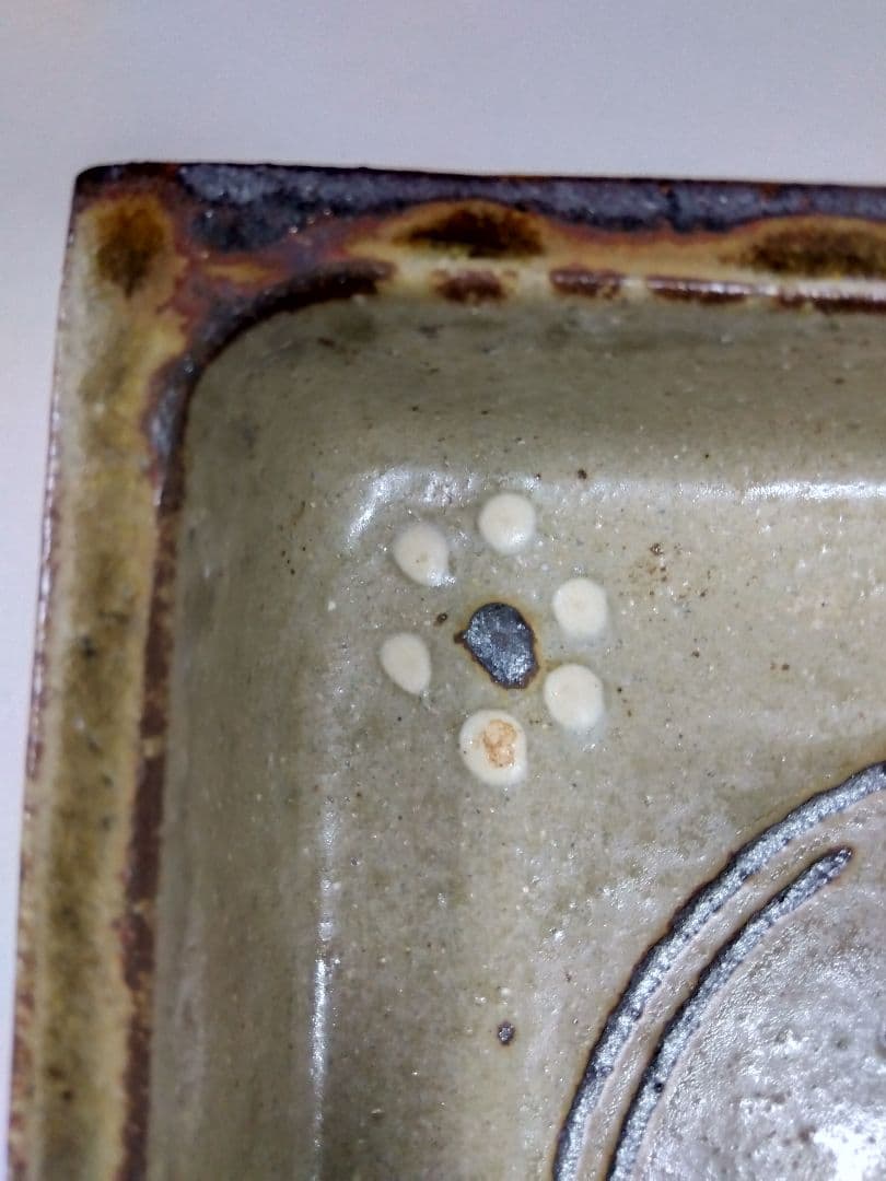 岩井窯、山本教行氏の灰釉角鉢〜花文字柄