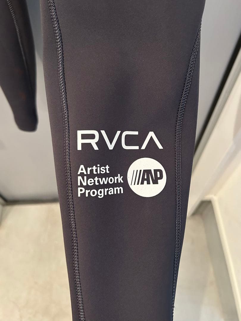 RVCA× Benjamin Jeanjean3×2チェストジップフルスーツ