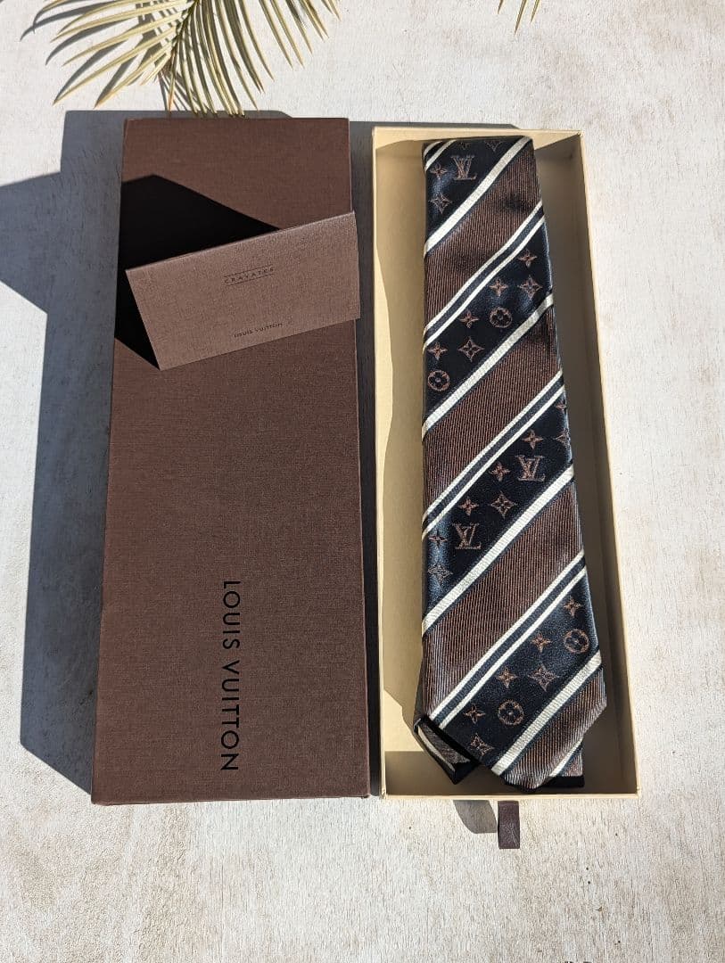美品ルイヴィトン ネクタイ モノグラム ジャガード レジメンタル 箱付き　シルク