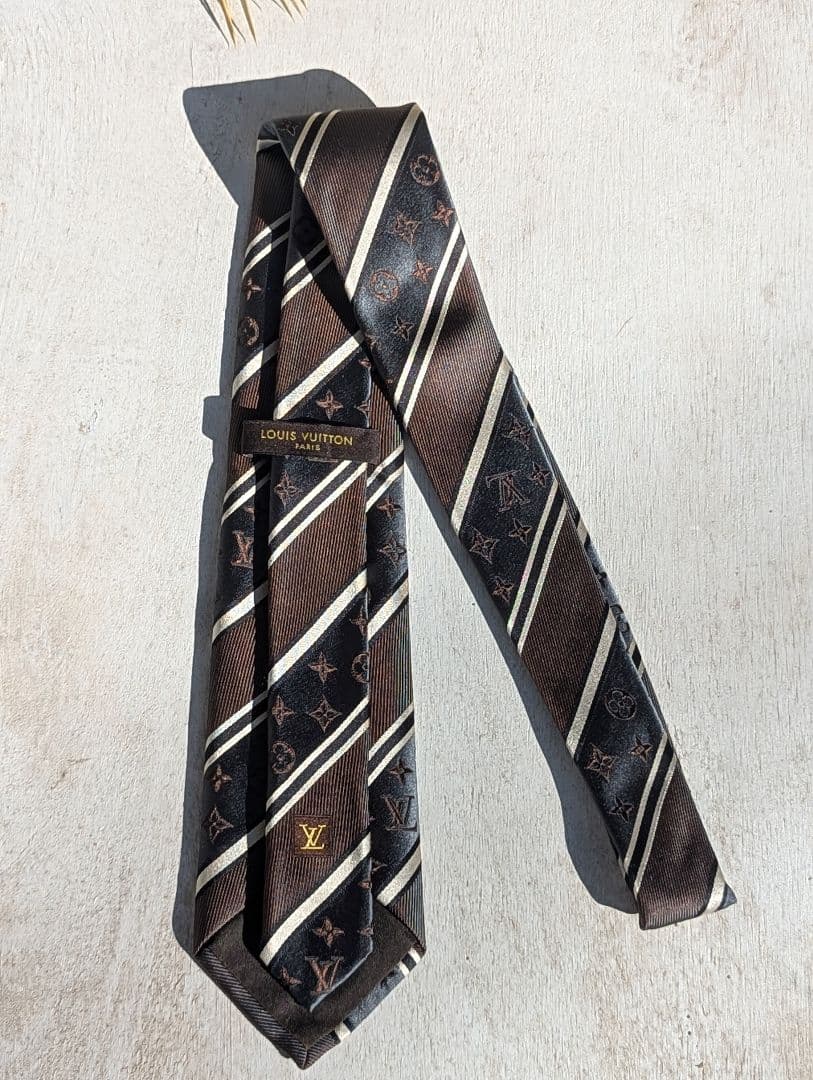 美品ルイヴィトン ネクタイ モノグラム ジャガード レジメンタル 箱付き　シルク