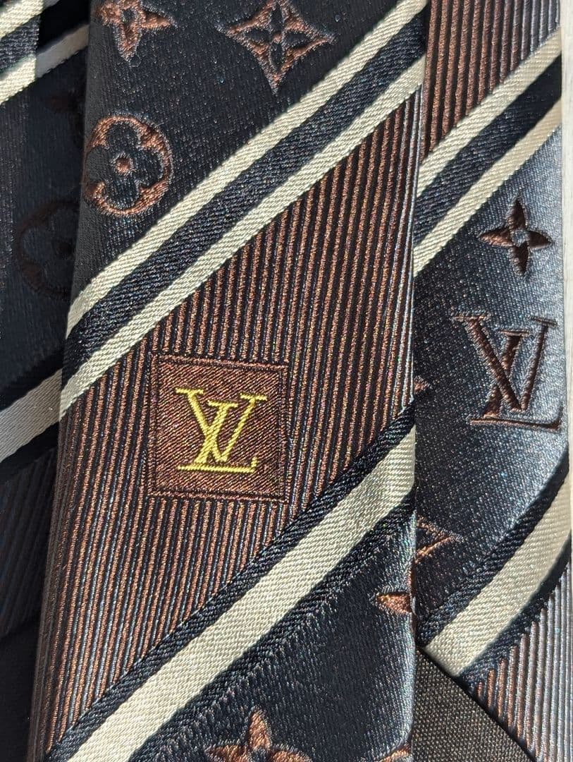 美品ルイヴィトン ネクタイ モノグラム ジャガード レジメンタル 箱付き　シルク
